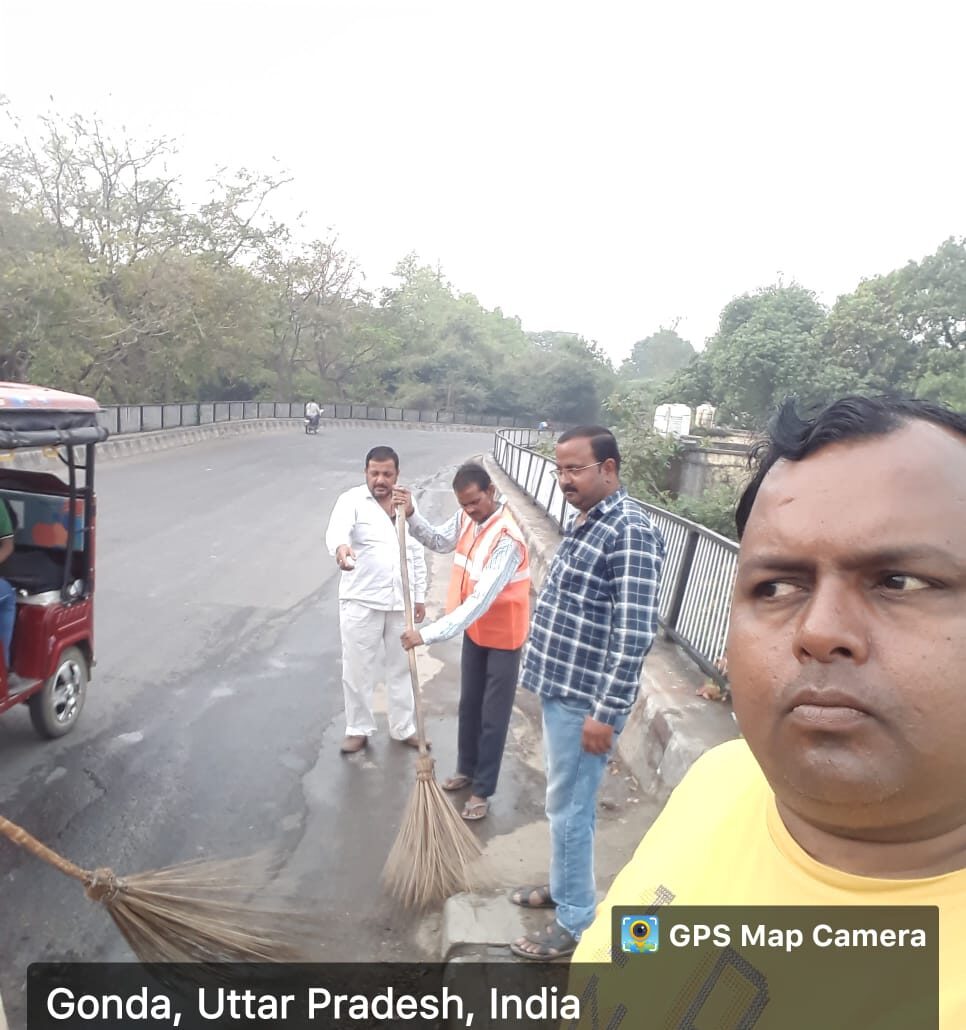 नगरधीश अर्पित गुप्ता के निर्देश पर ओवरब्रिज की हुई सफाई