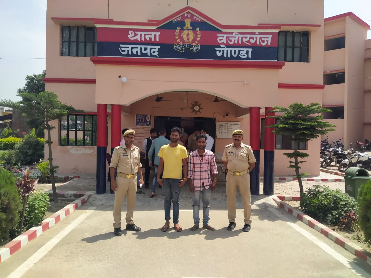 लकड़ी को अवैध रूप से काटकर व्यापार करने वाले दो चोर धरे गए