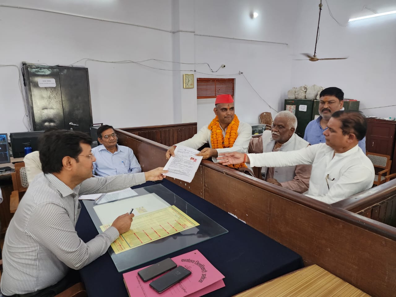 सपा के मेयर प्रत्याशी डॉ आशीष पांडे दीपू ने अपना नामांकन दाखिल किया!!