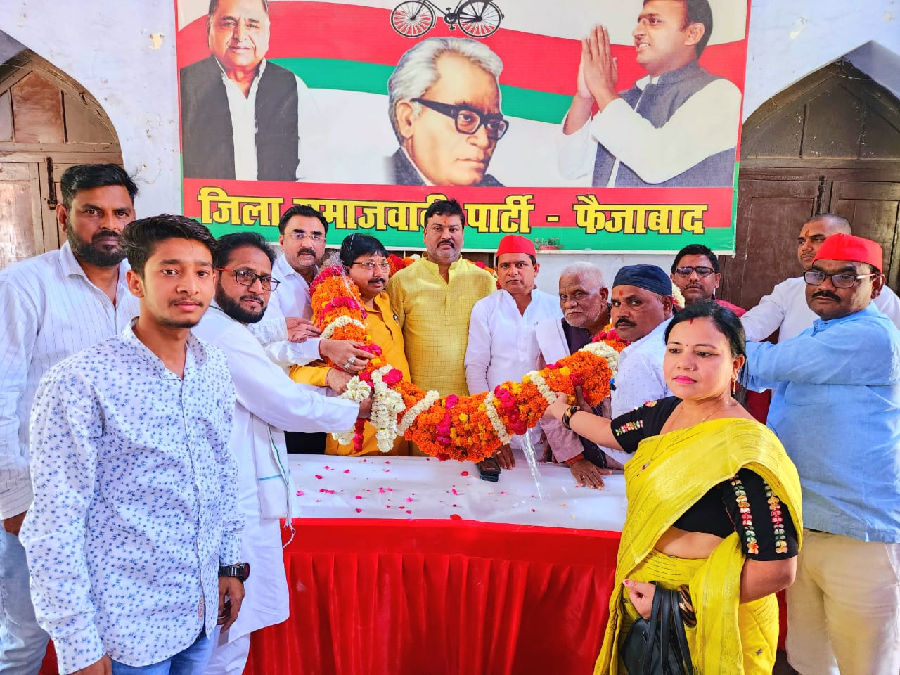 सपा महानगर कमेटी ने नवनियुक्त सपा जिलाध्यक्ष का किया भव्य स्वागत एवं नगर निगम के चुनाव को लेकर की चर्चा!