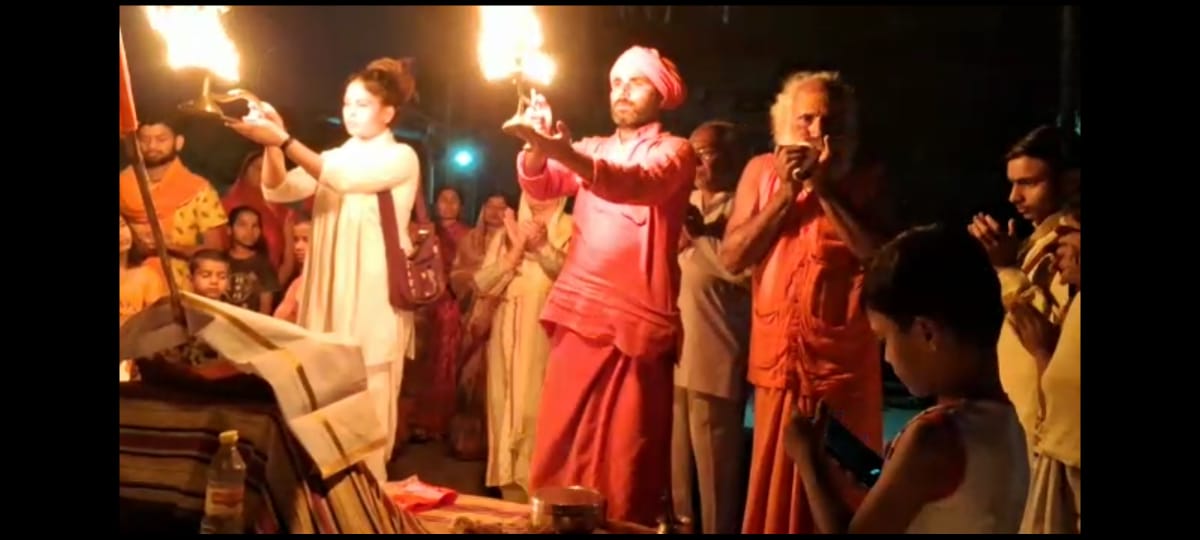 हनुमान जयंती व पूर्णिमा पर मां सरयू की आरती दीपदान कर धन्य हुए श्रद्धालु। महंत साध्वी रामेश्वर शरण