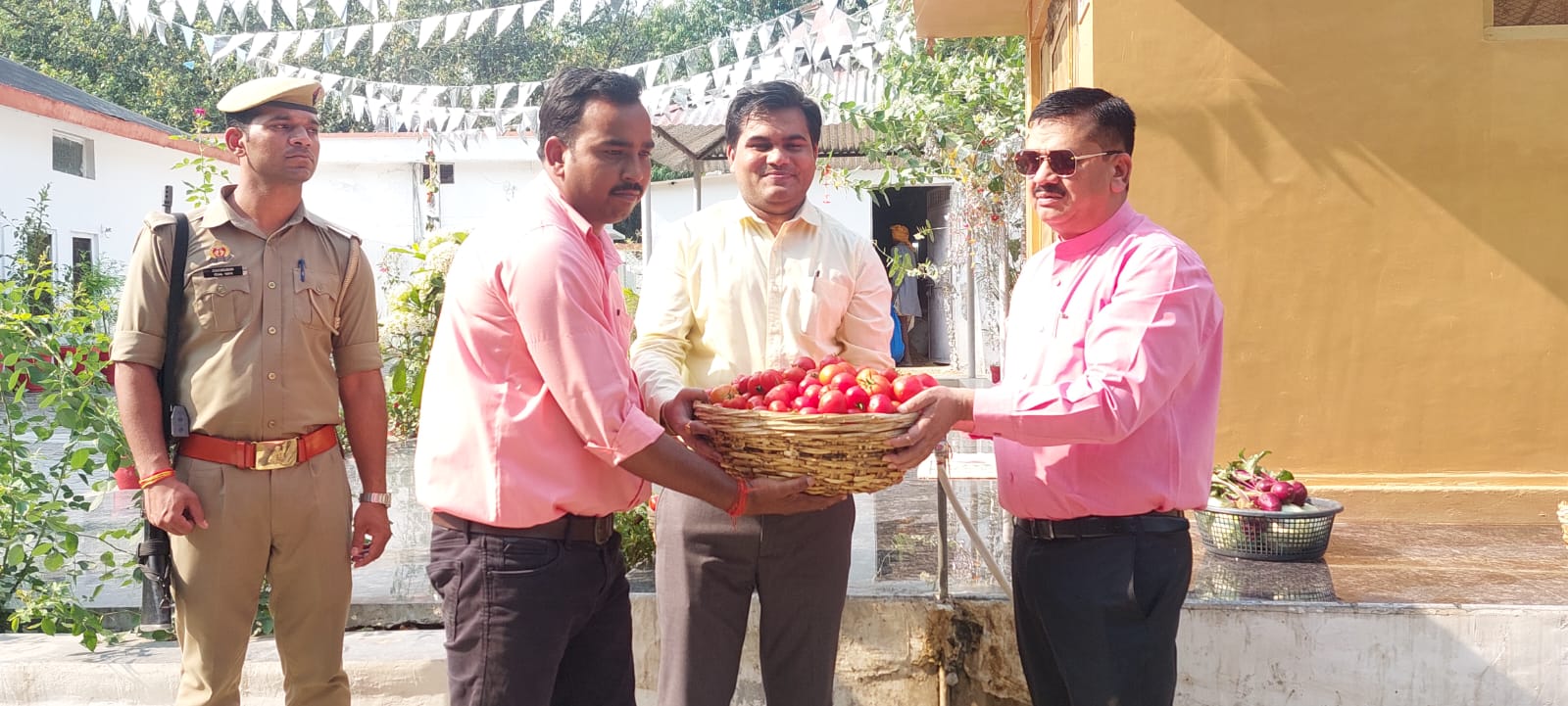 केजीबीवी तेजवापुर व रिसिया की छात्राओं को मिली टमाटर व सब्जियों की सौगात