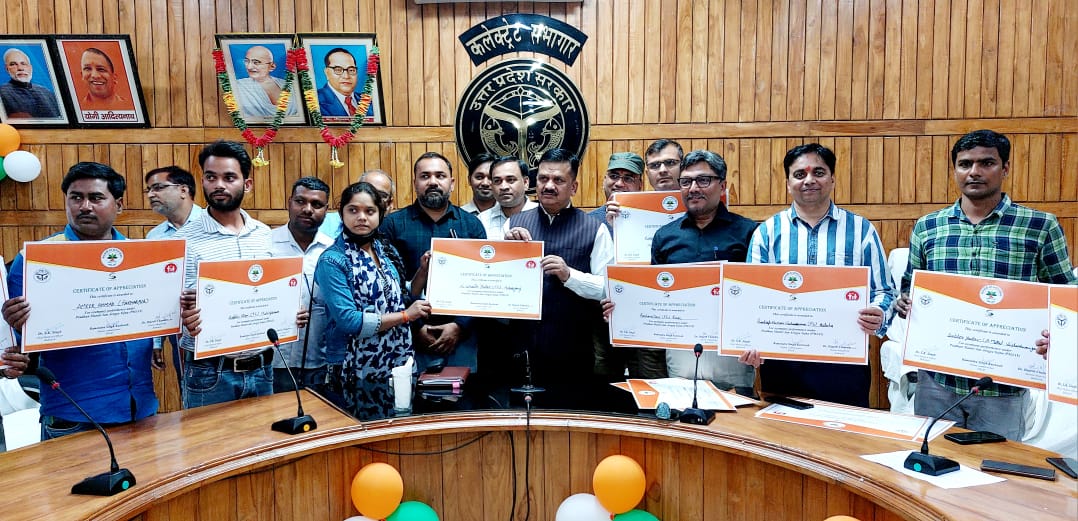 गुडवर्क के लिए सम्मानित हुए पंचायत सहायक व आरोग्य मित्र