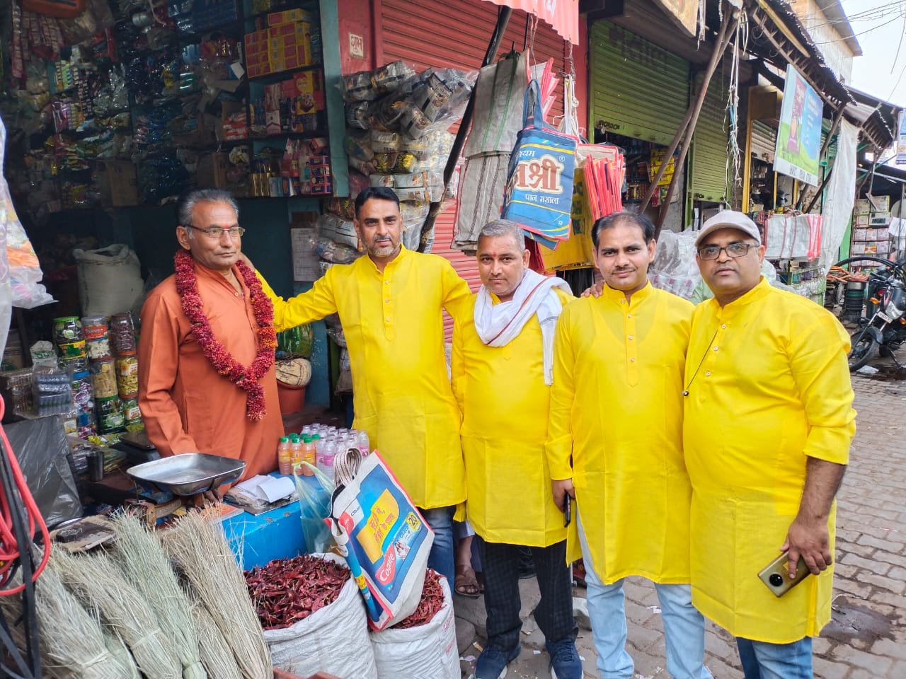 माधौगढ़ में घड़ी डिटर्जेंन पाउडर की टीम ने नगर में भ्रमण किया