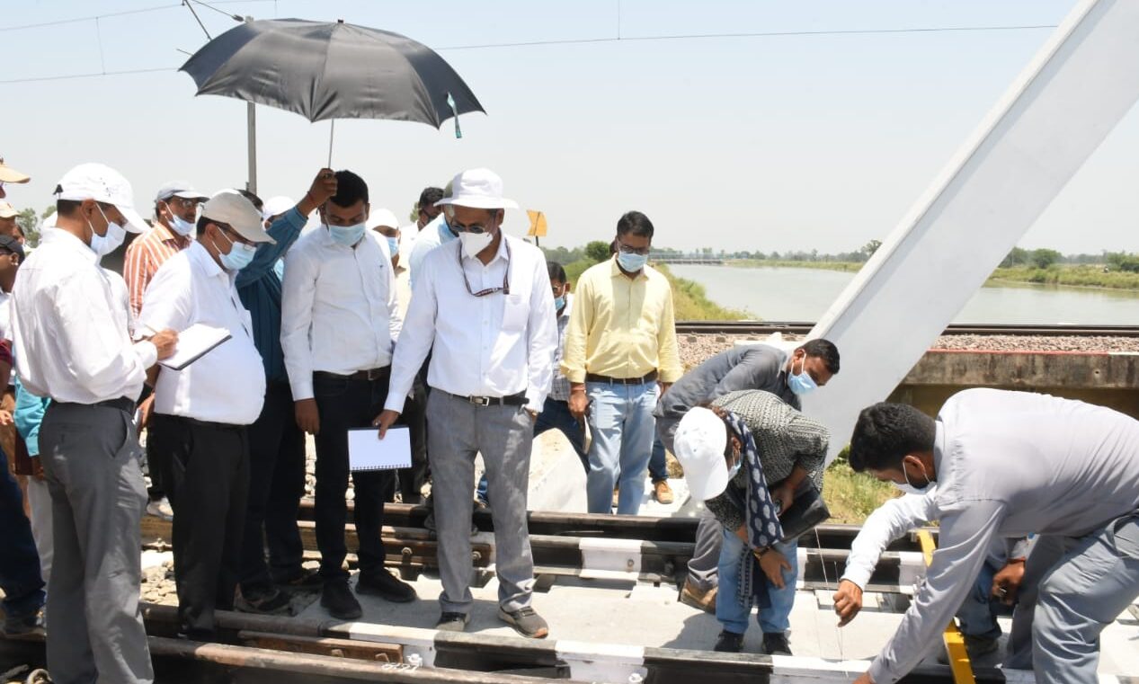मोटर ट्राली पर सवार होकर रेल संरक्षा आयुक्त ने रेल लाइनों की परखी हकीकत