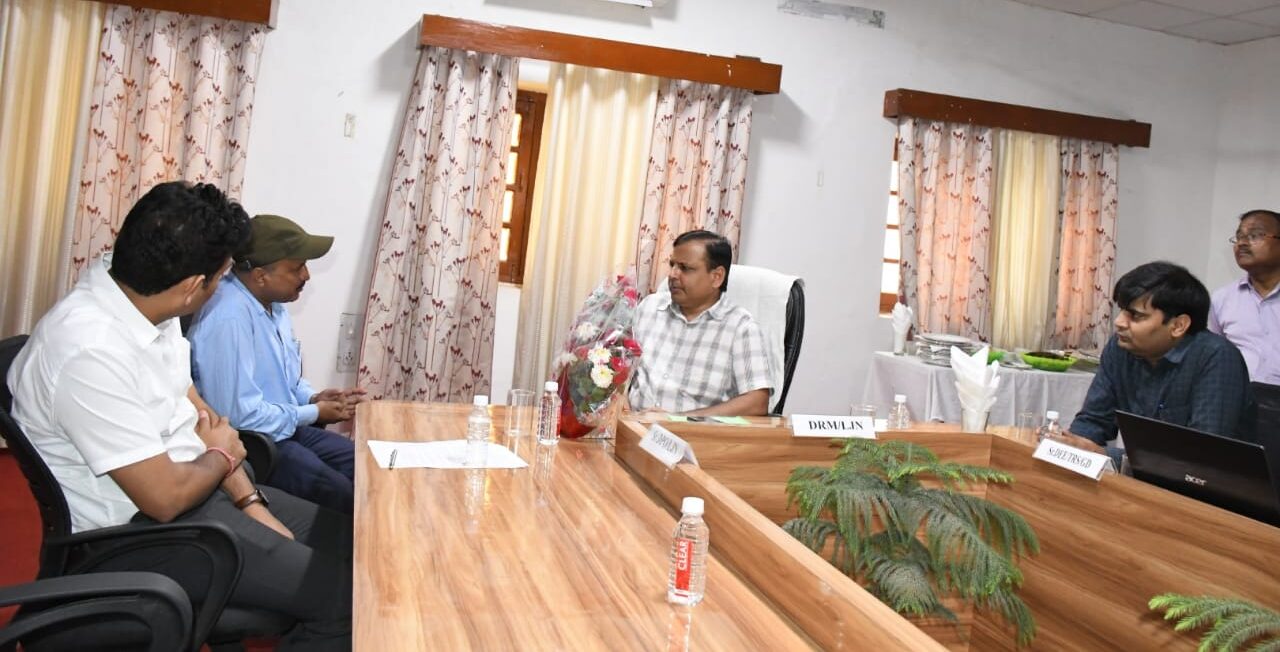 डीआरएम ने किया विद्युत लोको शेड का निरीक्षण