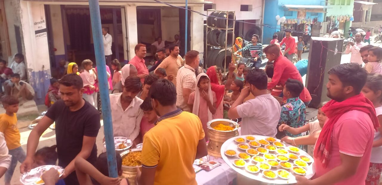 बड़े मंगलवार पर जमुनहा में वितरित हुआ हनुमान जी का प्रसाद