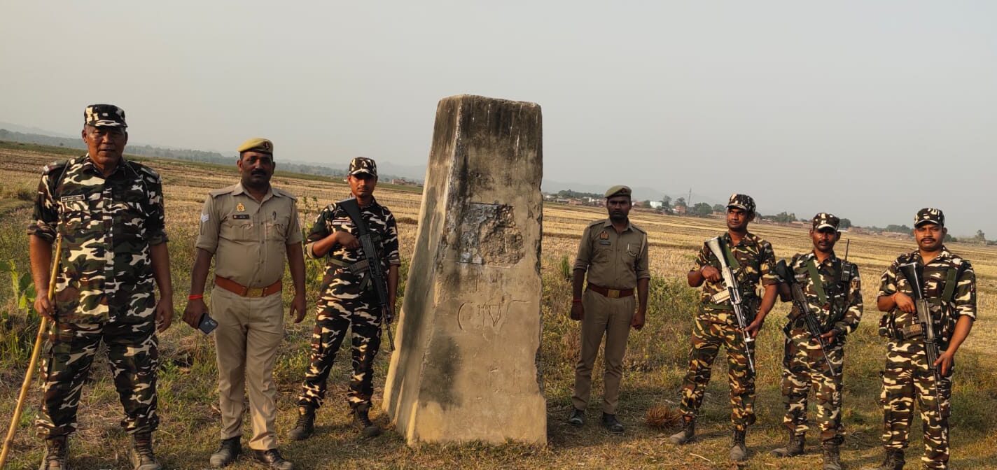 ऑपरेशन कवच के तहत पुलिस व एस.एस.बी के जवानों ने किया पैदल गस्त