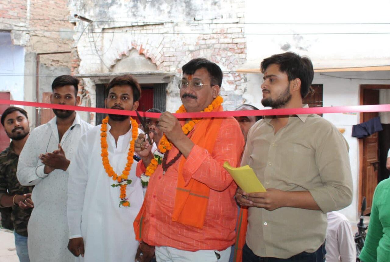 भाजपा के बागी मेयर प्रत्याशी अनीता शरद पाठक बाबा और जयप्रकाश नारायण वार्ड बागी पार्षद प्रत्याशी अंकित सोनकर केसंयुक्त कार्यालय का हुआ उद्घाटन
