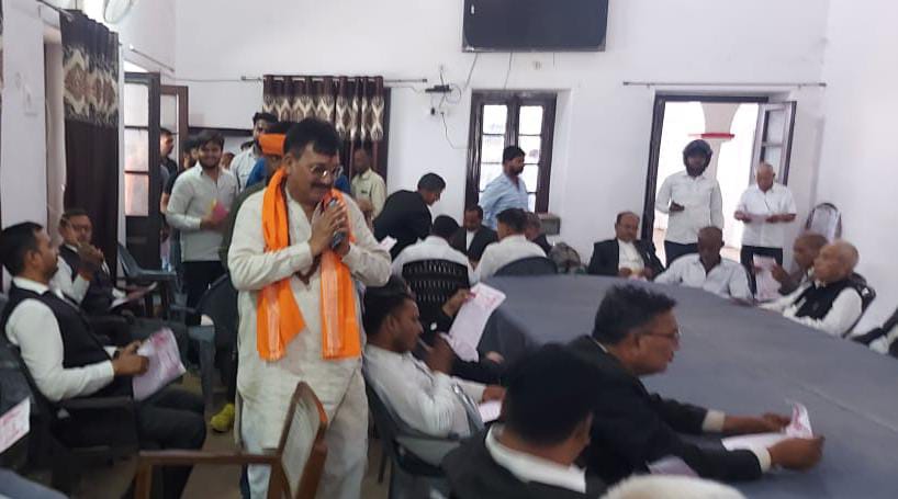 निर्दलीय प्रत्याशी अनीता शरद पाठक बाबा कह रहे मिल रहा है भरपूर जनता का सहयोग