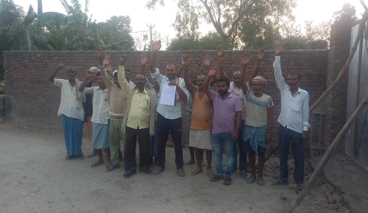 अवैध कब्जे से त्रस्त ग्रामीणों ने खोला मोर्चा, दिया शिकायती पत्र