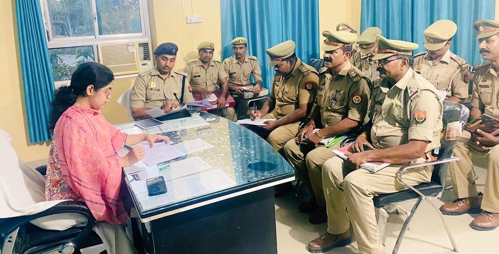 श्रावस्ती, मल्हीपुर व हरदत्त नगर गिरंट थाने की एसपी ने किया अपराध समीक्षा