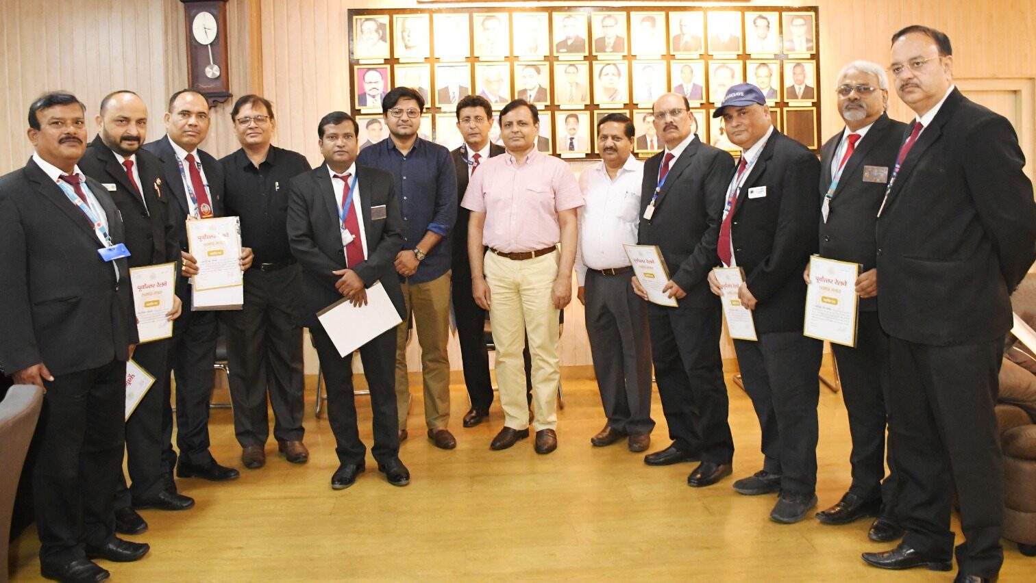 मण्डल रेल प्रबन्धक द्वारा रिकार्ड आय देने वाले मुख्य चल टिकट निरीक्षकों को किया गया सम्मानित
