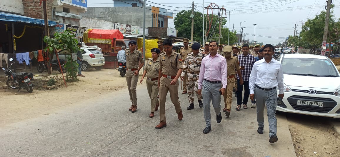 आइटीबीपी एवं पुलिस बल के साथ डीएम एवं एसपी ने किया तुलसीपुर कस्बे में पैदल मार्च