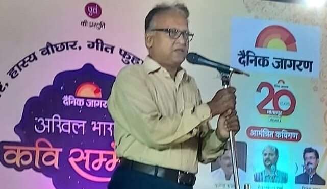 अखिल भारतीय कवि सम्मेलन में कवियों सहित कवयित्री की प्रस्तुति से श्रोताओं की तालियां घंटों गूंजती रही