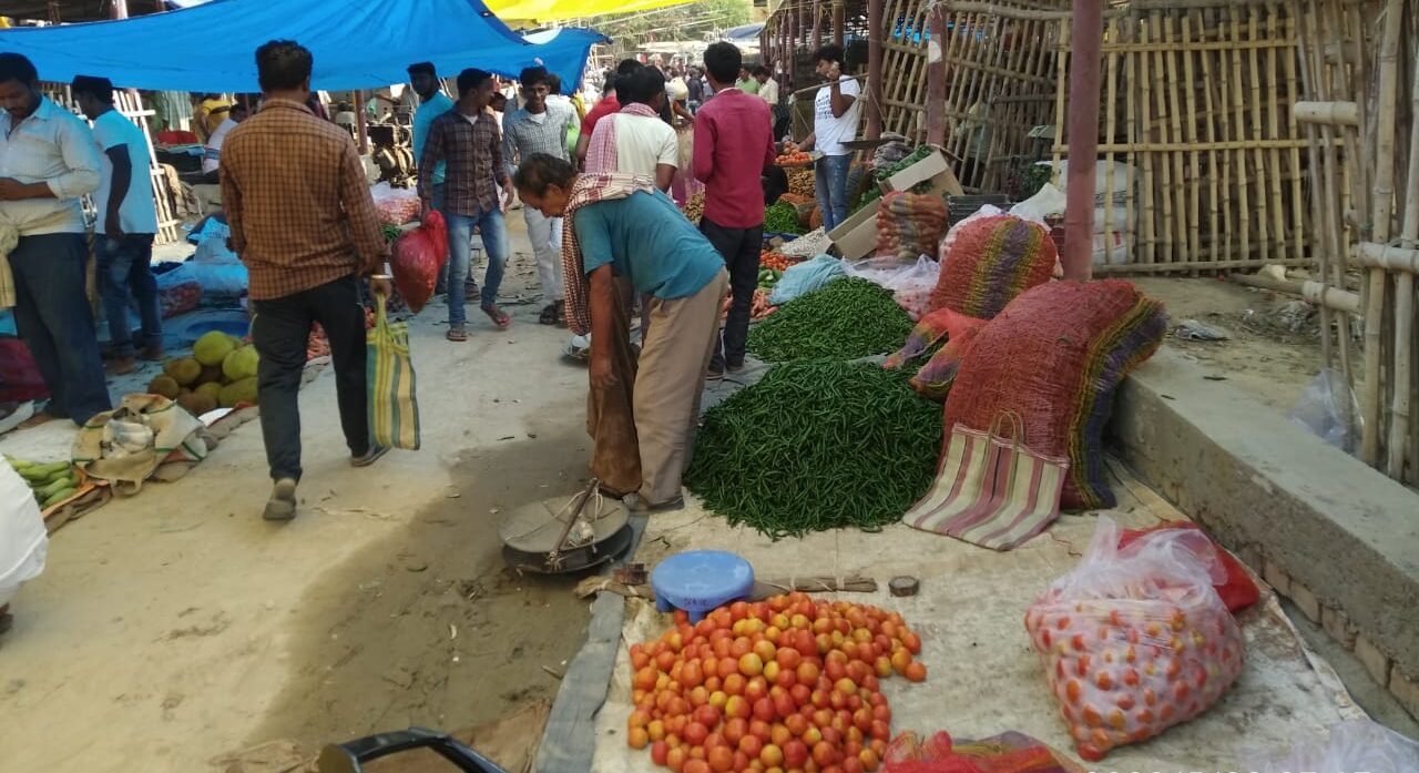 नगर परिषद के सब्जी मंडी में स्टॉल का शेड निर्माण कार्य में प्रगति से क्रेता और विक्रेता दोनों खुश
