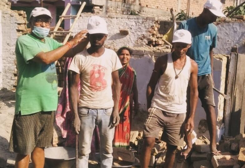विश्व हास्य दिवस पर बिहारी पॉवर ऑफ इंडिया के चेयरमैन ने मजदूरों को पहनाया सर पे टोपी
