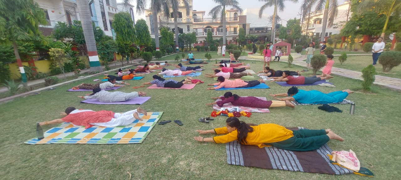 मातृ दिवस पर हुआ योग शिविर का आयोजन