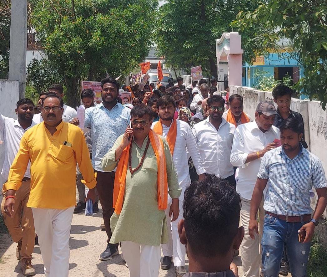 निर्दलीय प्रत्याशी अनीता शरद पाठक बाबा ने अयोध्या महानगर क्षेत्र के कृष्णा नगर वार्ड संख्या 11 में सम्पर्क अभियान चलाया