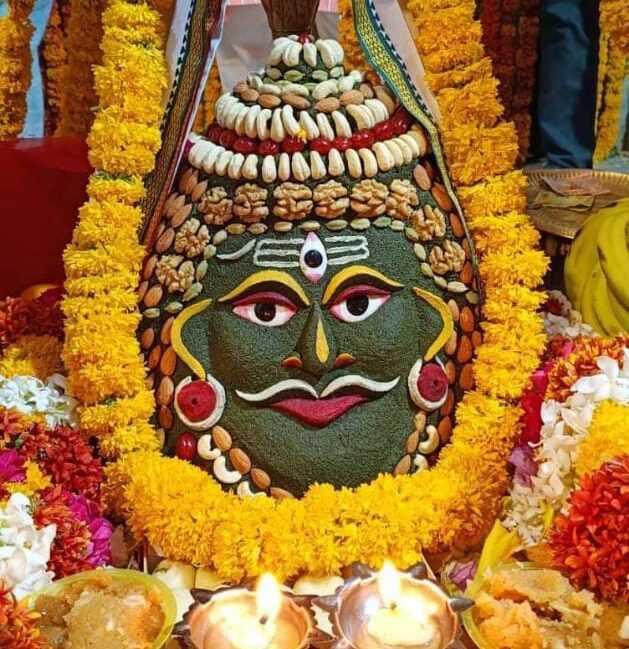 फूल भाँग और मालाओं से हुआ बाबा घुश्मेश्वर शिव की साज सज्जा