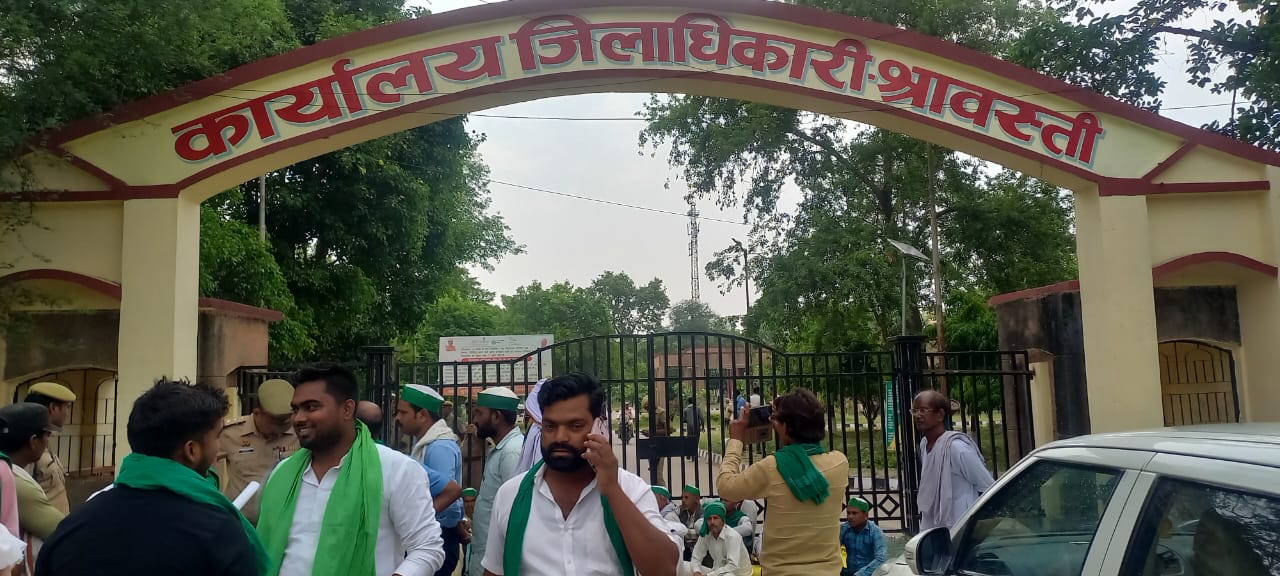 भारतीय किसान यूनियन ने अपनी 7 सूत्री मांगों को लेकर कलेक्ट्रेट में जिलाधिकारी को ज्ञापन सौंपा