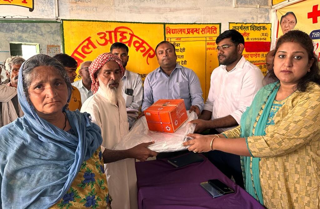 सहायता लेकर अग्नि पीड़ित परिवारों के बीच पहुंची जिलाधिकारी, जाना उनका कुशलक्षेम