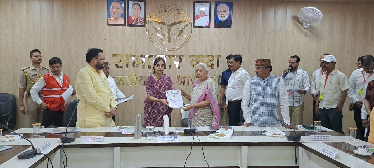 राज्यपाल ने 10 क्षय रोगियों को प्रदान किया पोषण किट, निक्षय मित्रों को किया सम्मानित