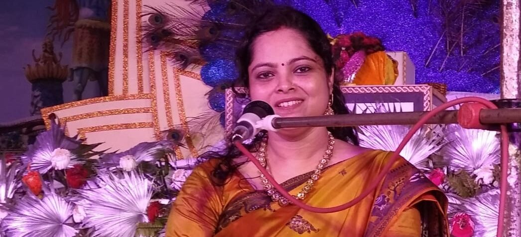 प्रख्यात संस्कृत गायिका माधवी मधुकर की भजनों को सुन धन्य हुआ फरकिया के श्रद्धालुगण