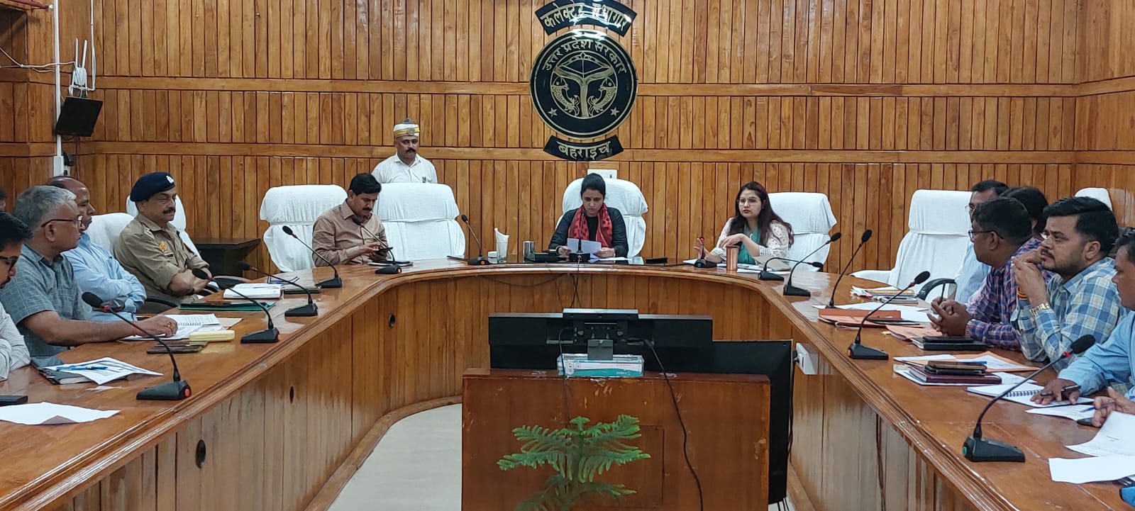 पूर्ण परियोजनाएं एक सप्ताह में हैण्डओवर करें कार्यदायी संस्थाएं: डीएम