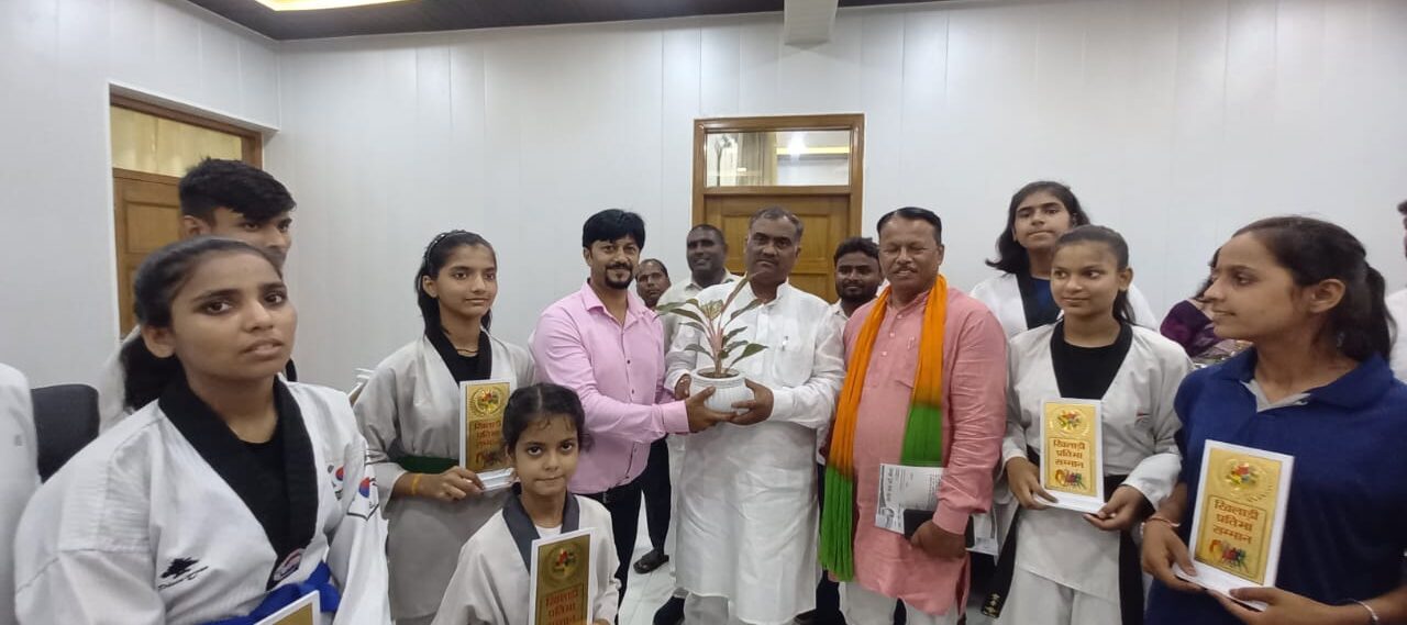 खेल मंत्री के हाथों ताइक्वांडो के खिलाड़ी हुये सम्मानित