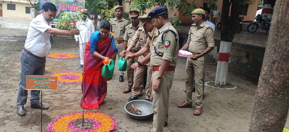 डीएम मोनिका रानी ने वृक्षारोपण सत्र का किया शुभारम्भ