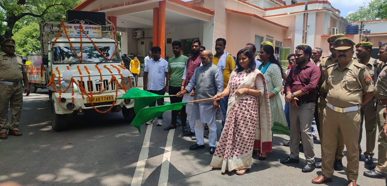 सड़क सुरक्षा पखवाड़ा के शुभारम्भ अवसर पर रवाना हुए जागरूकता वाहन