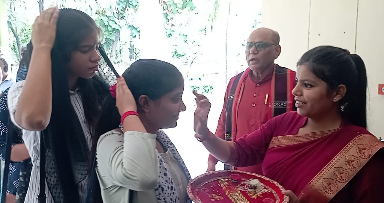 सीतापुर के शैक्षिक भ्रमण पर्यटक दल का उत्तराखंड संस्कृत विश्वविद्यालय में हुआ भव्य स्वागत