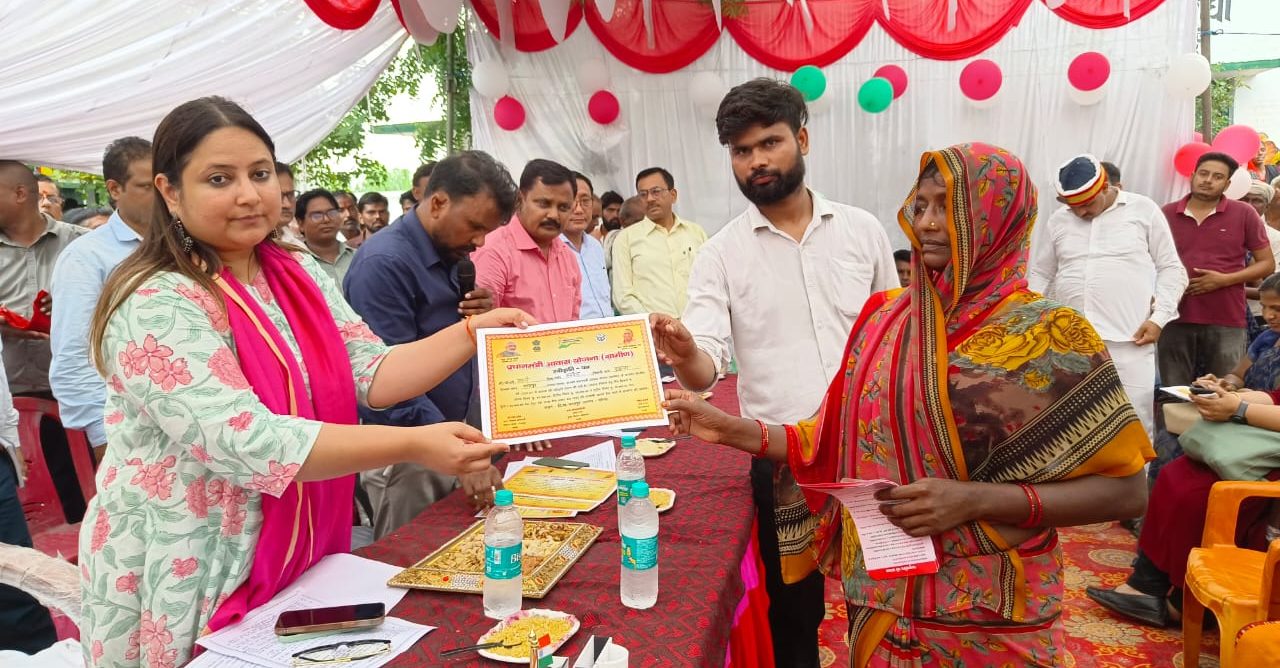 ग्राम चौपाल के दौरान ग्रामीणों को मिला आवास स्वीकृति प्रमाण पत्र व गोल्डेन कार्ड