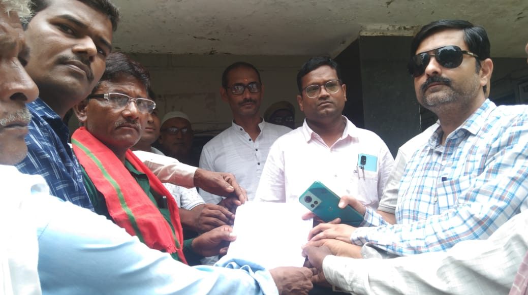 मनरेगा में फर्जी भुगतान से आक्रोशित ग्रामीणों ने दिया ज्ञापन