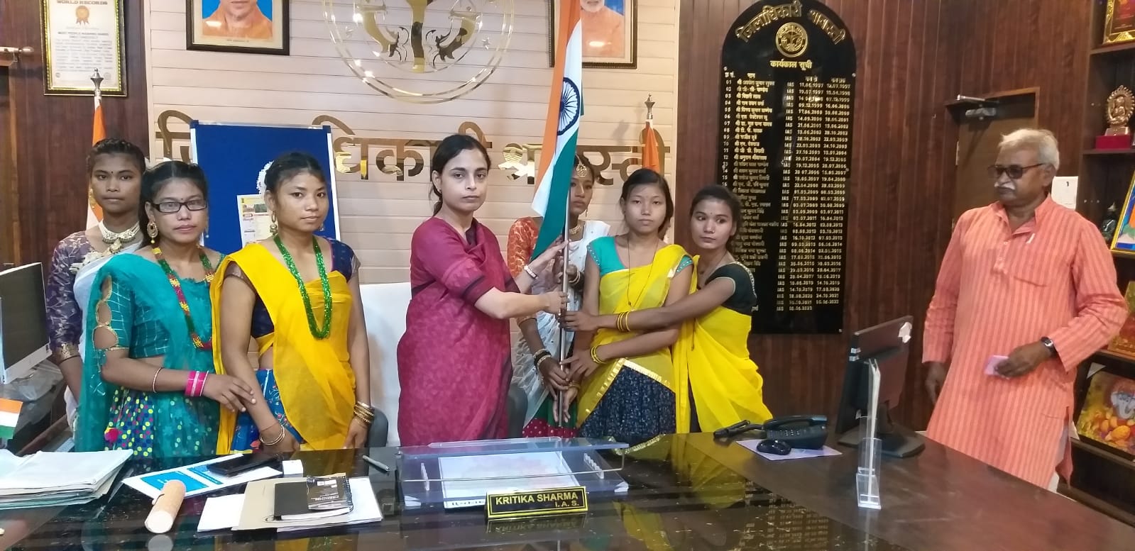 मेरी माटी मेरा देश’’ कार्यक्रम के तहत जिलाधिकारी को भेंट किया गया राष्ट्रीय ध्वज एवं पांच ग्राम पंचायतों की मिट्टी