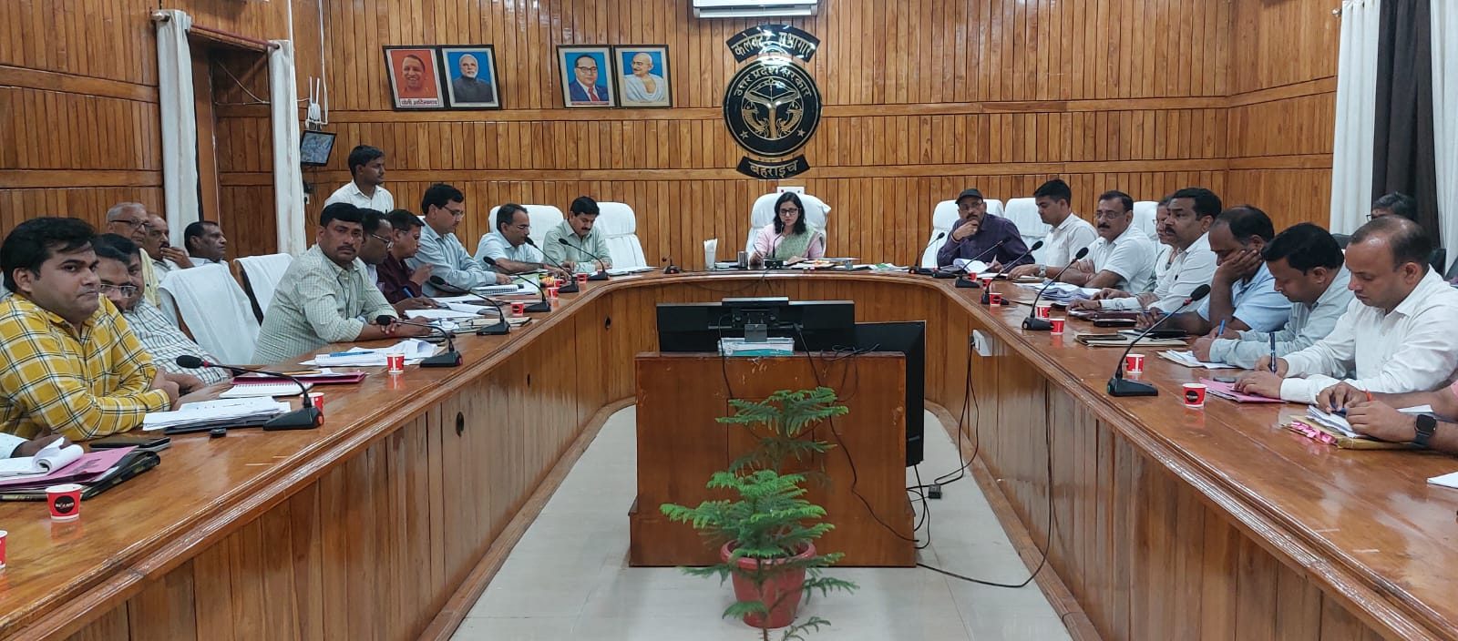 डीएम की अध्यक्षता में सम्पन्न हुई विकास कार्यों की समीक्षा बैठक