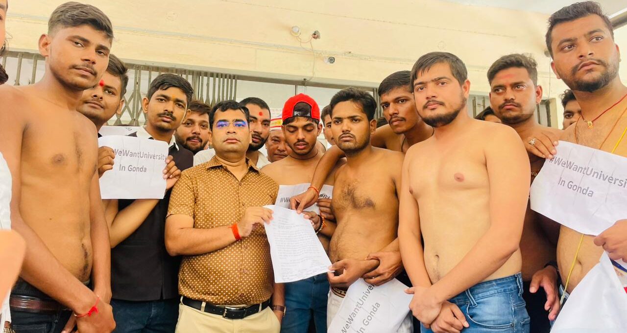 अर्धनग्न होकर छात्रों ने मुख्यमंत्री को विश्वविद्यालय के लिए सौंपा ज्ञापन