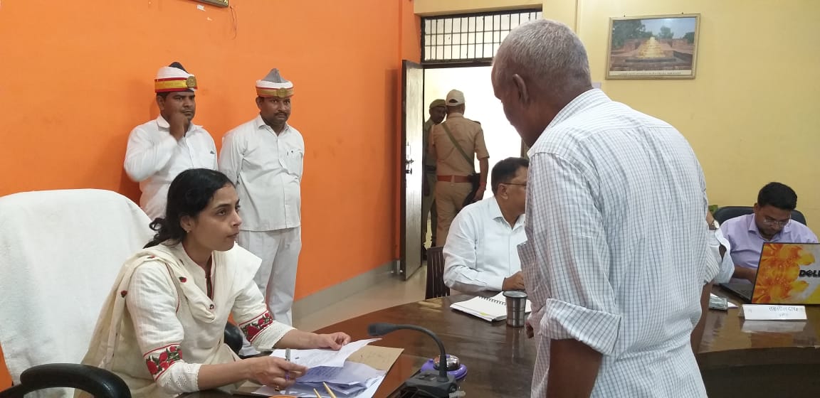 भूमि विवादों के मामलों को राजस्व/पुलिस की टीम मौके पर जाकर करायें निस्तारण-जिलाधिकारी