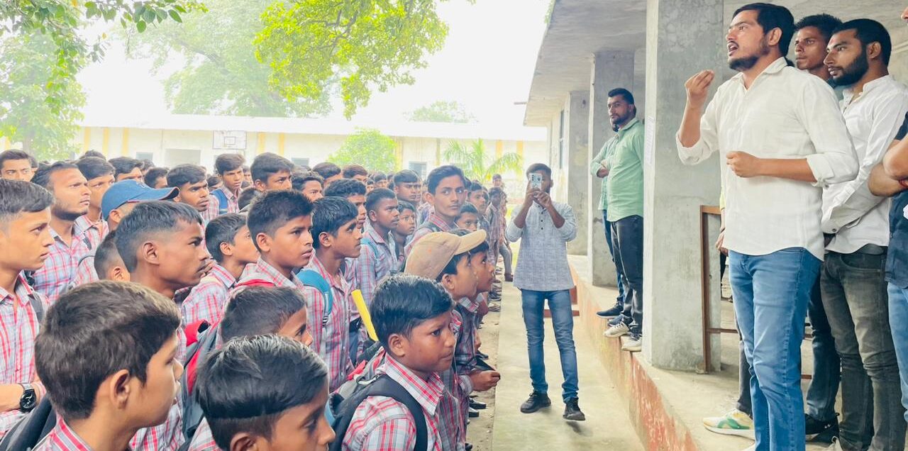 नवाबगंज में छात्र चौपाल लगाकर लिखा गया मुख्यमंत्री को पत्र