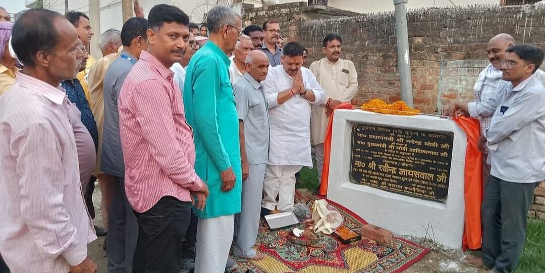 मंत्री रविंद्र जायसवाल ने अपने क्षेत्र में बनाए जाने वाले कई सड़कों का किया शिलान्यास