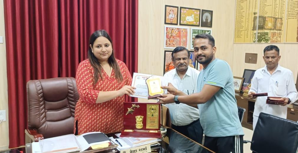 जिलाधिकारी ने योग प्रशिक्षकों को सम्मानित किया