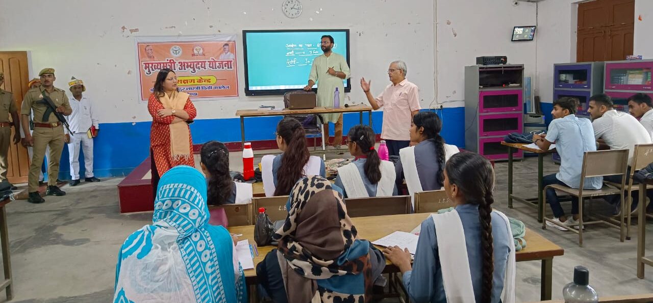 आयुक्त व डीएम ने किया राजकीय जिला पुस्तकालय व मुख्यमंत्री अभ्युदय योजना का निरीक्षण