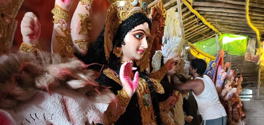 दुर्गा महोत्सव की तैयारी पूरी, आज स्थापति होंगी दुर्गा प्रतिमाएं
