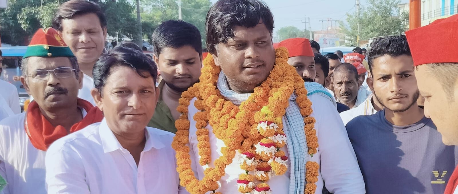 देश बचाओ देश बनाओ साइकिल यात्रा का उतरौला में सपाईयों ने किया भव्य स्वागत