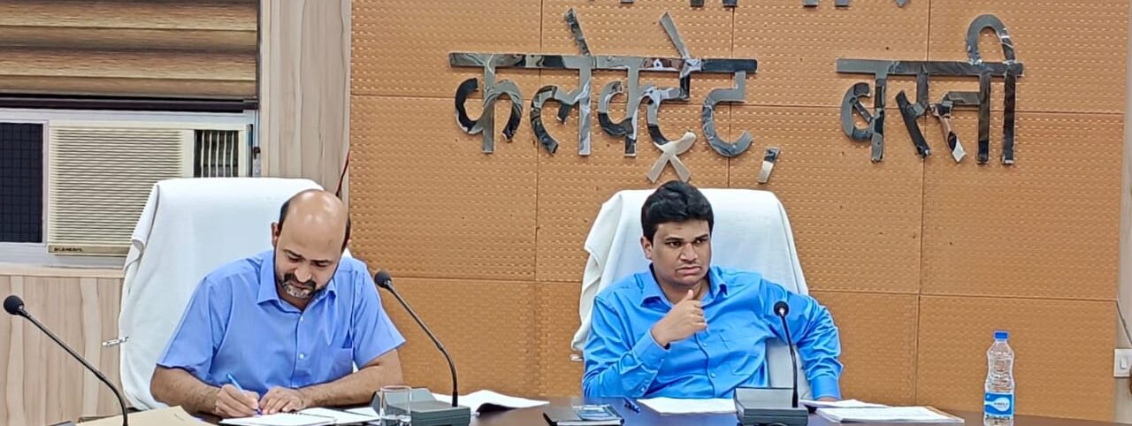 जिलाधिकारी ने की विकास कार्यों की समीक्षा