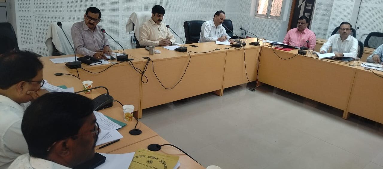समय से कार्य न होने पर मंडलायुक्त असंतोष