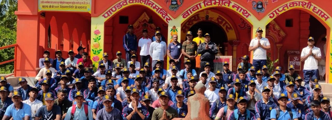एनसीसी ट्रैक के चौथे दिन कैडेट्स ने किया ऐतिहासिक मंदिर का भ्रमण