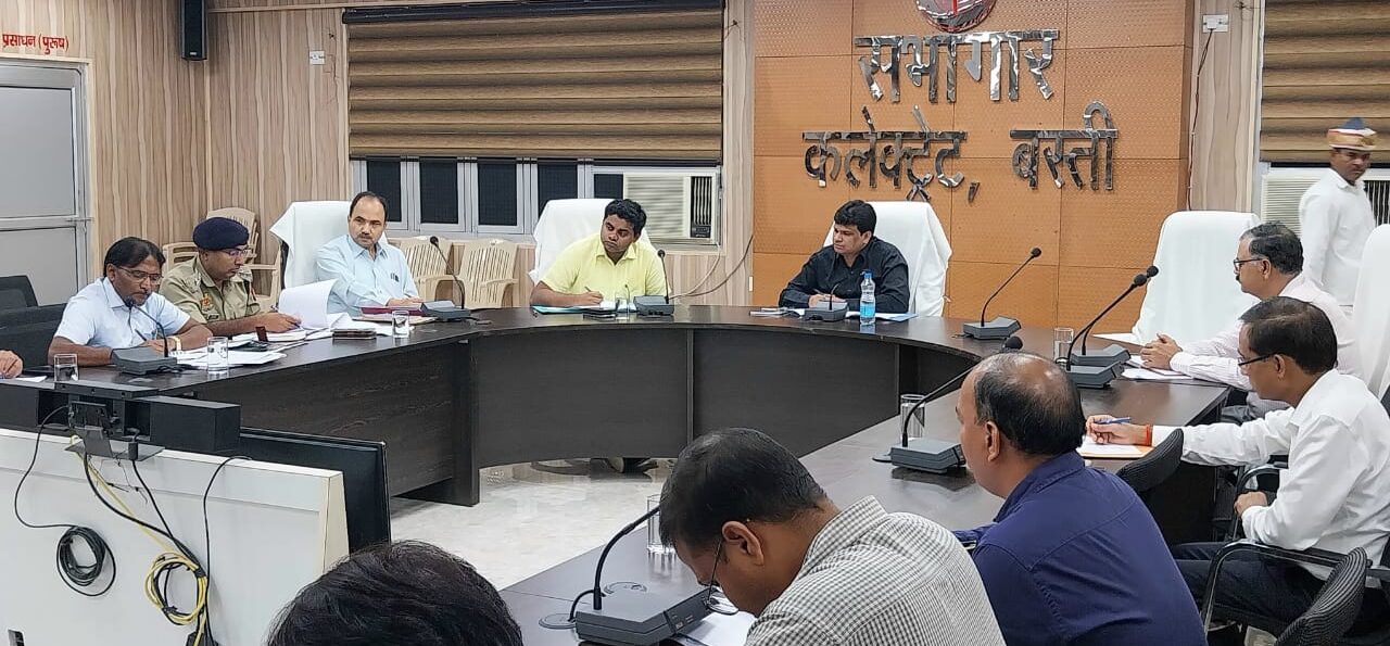 सड़क सुरक्षा समिति बैठक में जिलाधिकारी ने लिए संबंधित अफसरों के क्लास