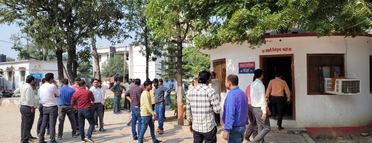 कर्जधारकों व उनके साथियों ने बैंक अधिकारियों को बंधक बनाकर की पिटाई